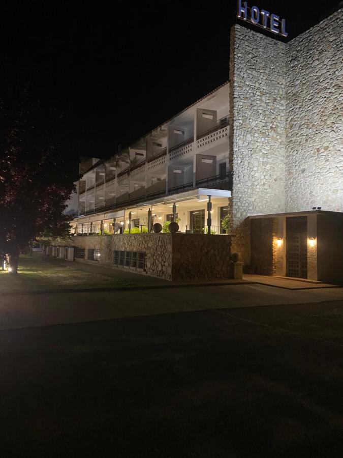 Hotel Las Cigueenas Trujillo Exteriör bild