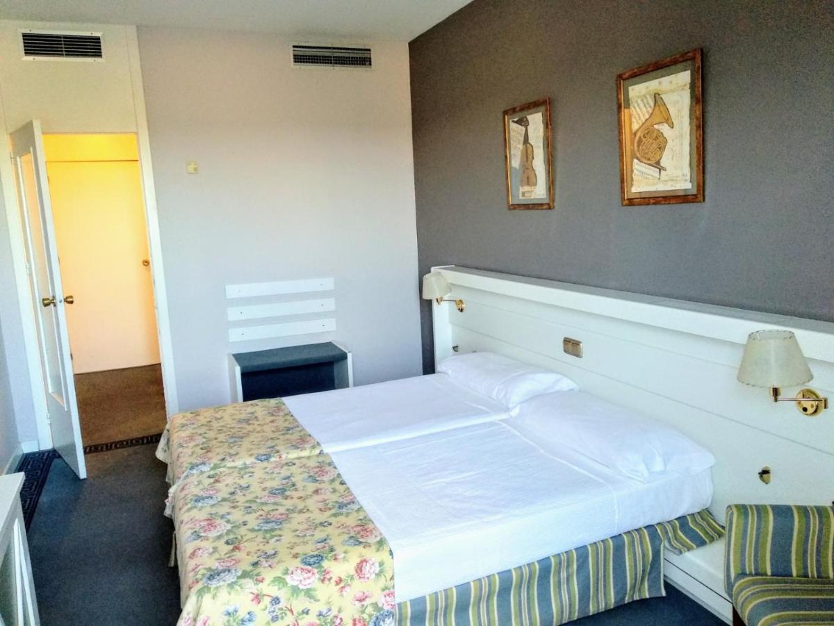 Hotel Las Cigueenas Trujillo Exteriör bild